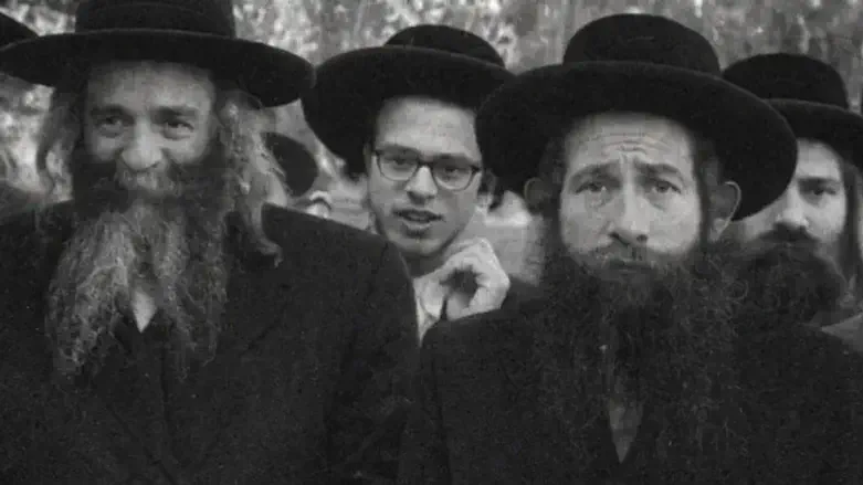 האדמו"ר מצאנז, משמאל, עם ישראל אריה זלמנוביץ