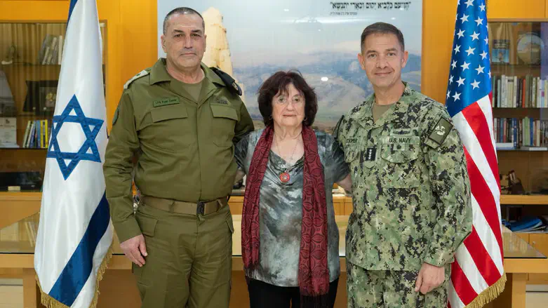 בראד קופר ואייל זמיר עם בלה חיים