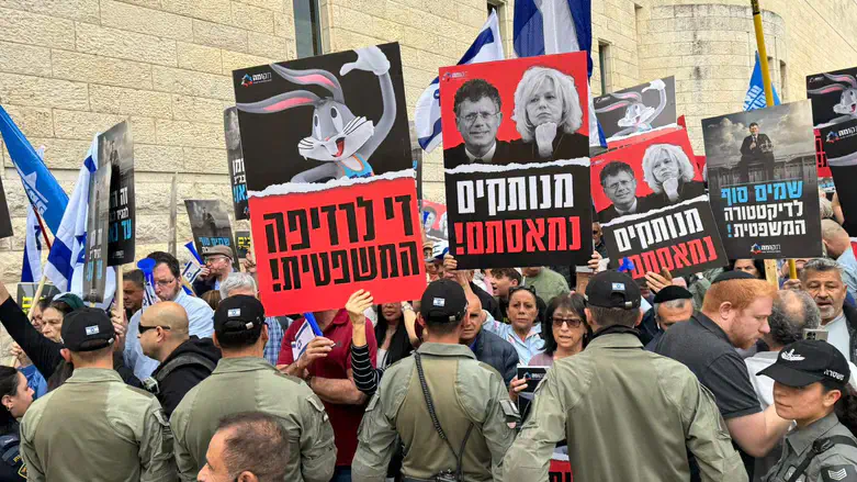 Protesters outside the Supreme Court in support of Minister Ben-Gvir