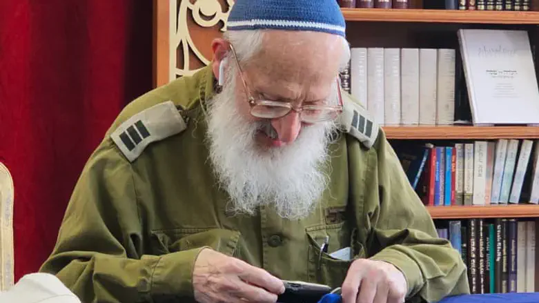 Rav Aviner gives a shiur in Gaza