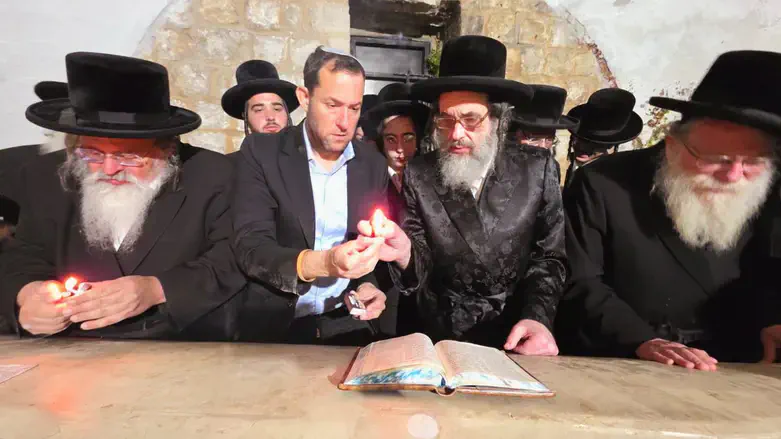 Rabbi Hager with Yossi Dagan at Joseph's Tomb