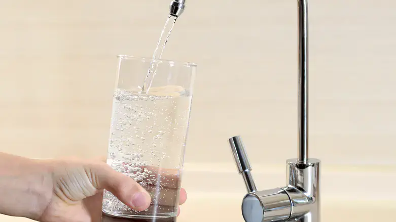 מתקן מים תת כיורי