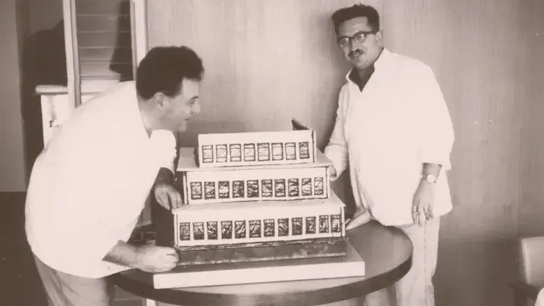 יעקב ליפשיץ עם אחת העוגות שהכין לכבוד הכנסת