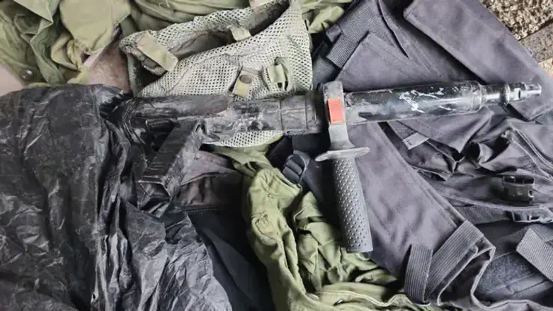 הציוד שאותר על המחבל