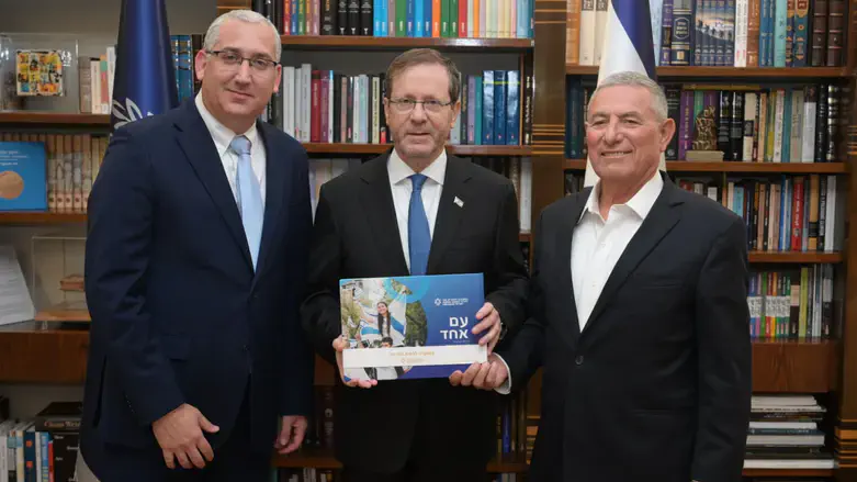 Jewish Agency leaders present the report