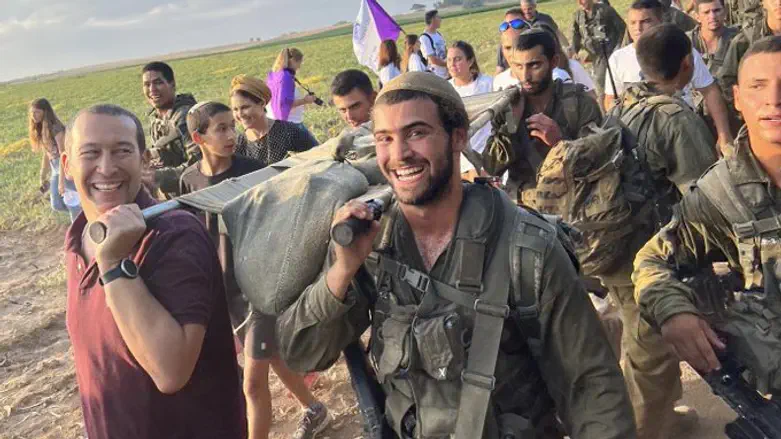 יעקב ניצן עם בנו גלעד שנפל במלחמה