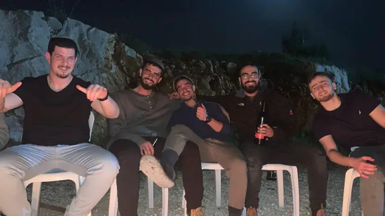 החברים מהישיבה, (הכי שמאלי)