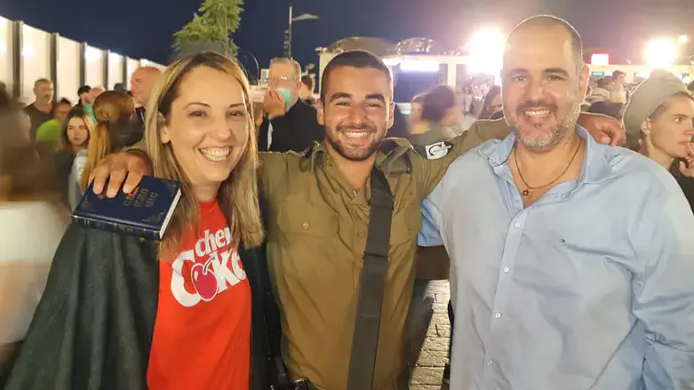 מימון אביטן (מימין) עם בנו יאיר שנפל במלחמה