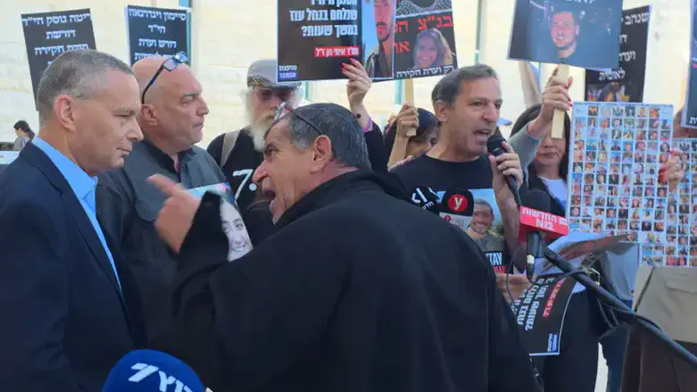 Конфронтация у здания суда