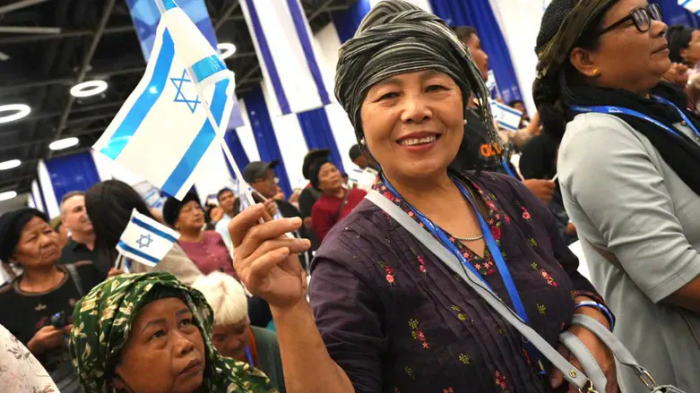 Bnei Menashe olim arriving in Israel