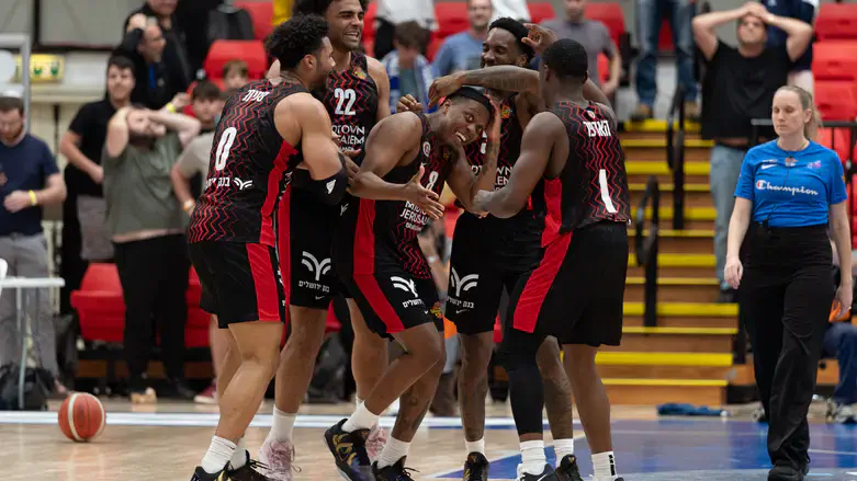 שחקני ירושלים חוגגים סל ניצחון דרמטי