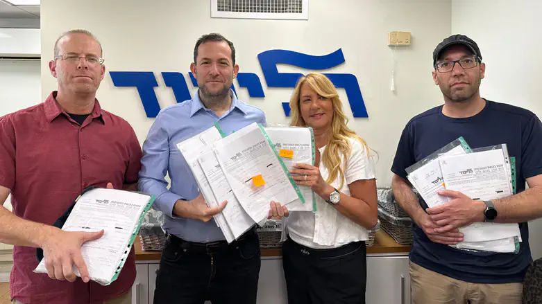 מגישים את טפסי ההתפקדות