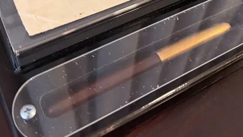 העט של דוד פנקס המוצג במוזיאון הכנסת