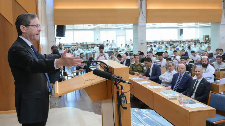 הרצוג במרכז האקדמי לב