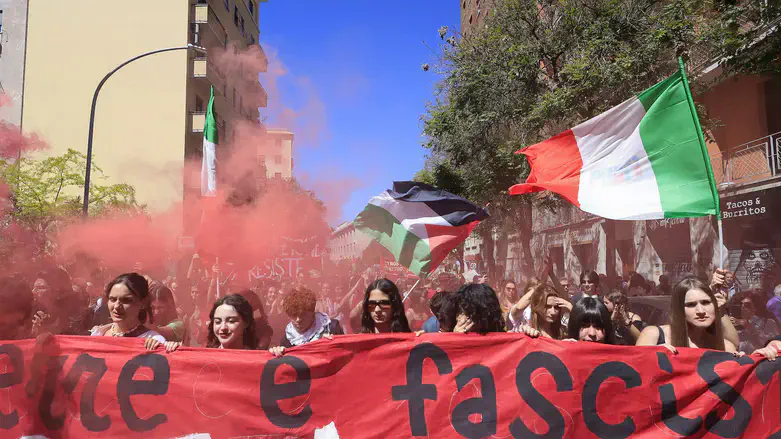 Demonstrators mark 81st anniversary of liberation from Nazi Germany, Fascist regime
