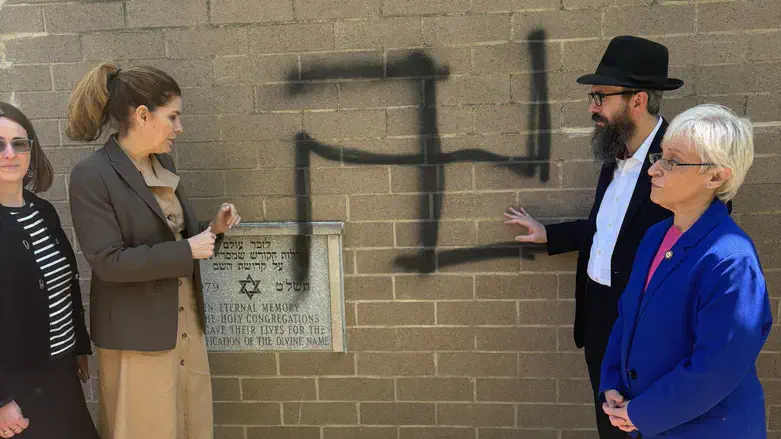 Swastika on the synagogue in Queens