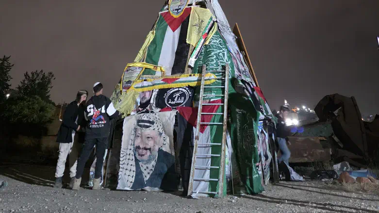 Burning of PLO and Hamas flags in Hebron