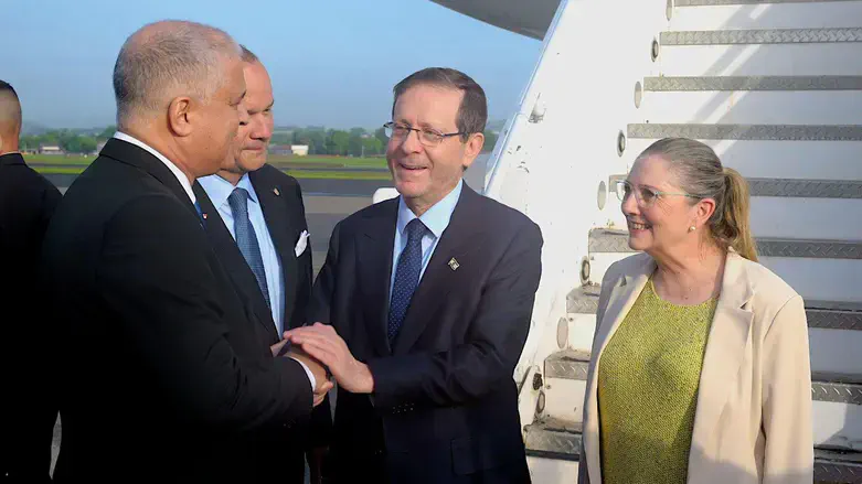 Pres. Herzog arrives in Panama
