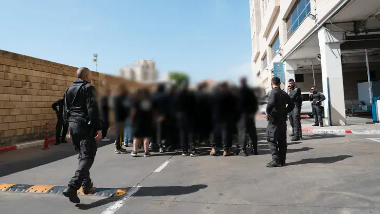שוטרים בודקים את האוהדים