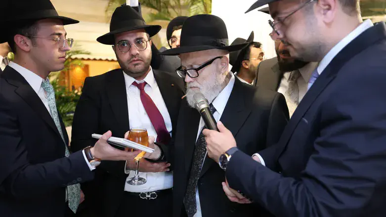 הרב צרף ז"ל מברך בחופה, זמן קצר לפני שהתמוטט