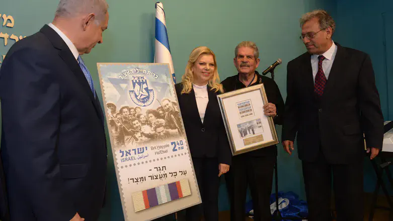 Stamp honoring Etzel fighters
