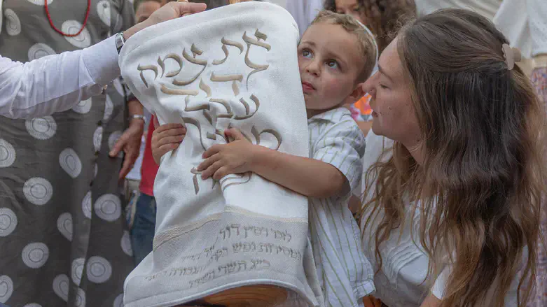 שקד עם ספר התורה