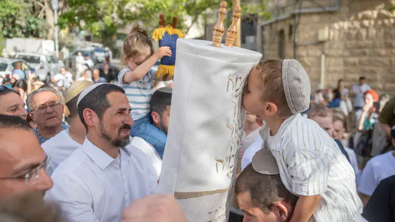 Shaked Meir kisses the Torah written in memory of his father David HY"D