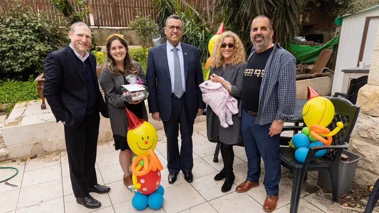 Rabbi Yehoshua Fass and Jerusalem Mayor Moshe Lion delivering mishloach manot to new olim