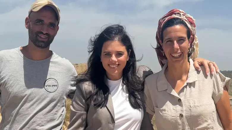 איילת שקד בחווה לזכר הרב רונצקי עם בתו וחתנו