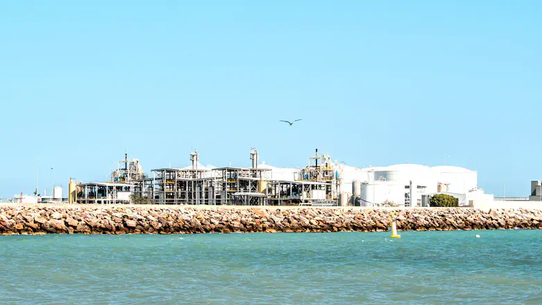 Oil refinery, Kharg Island
