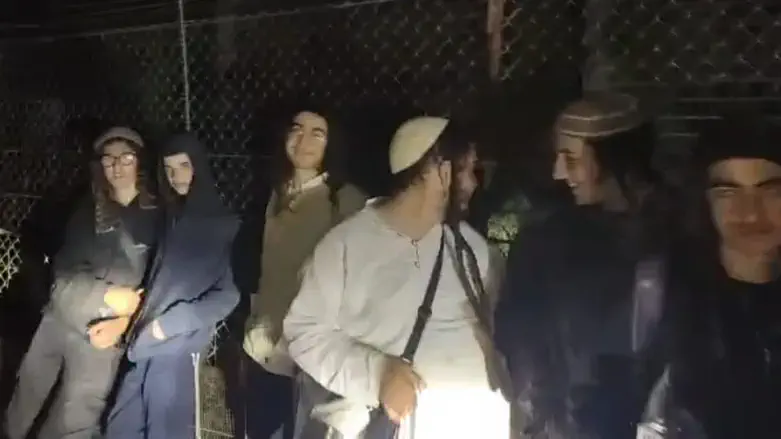 ght-wing activists chained themselves to the Syrian border