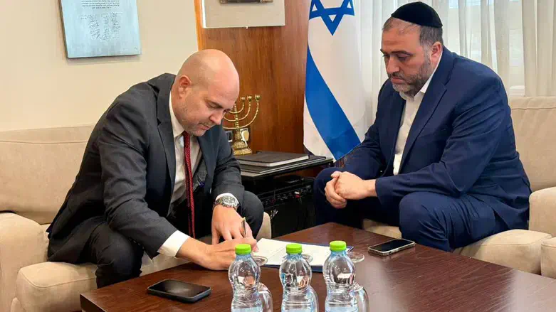 Moshe Arbel submits resignation