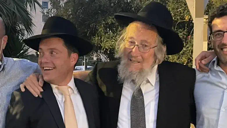 ר ברוך גנוט בחתונת נכדו עם אחייניו