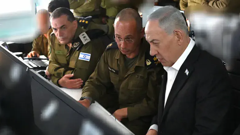 PM Netanyahu in the Navy command center