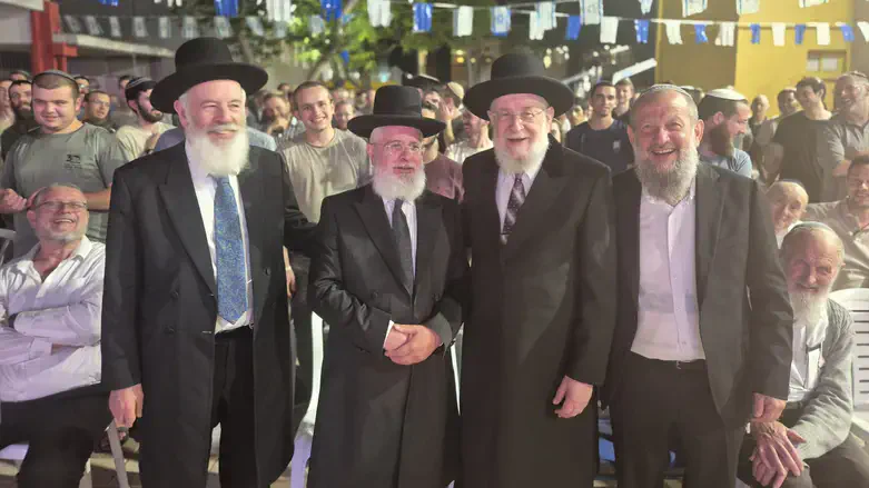 הרבנים במעמד