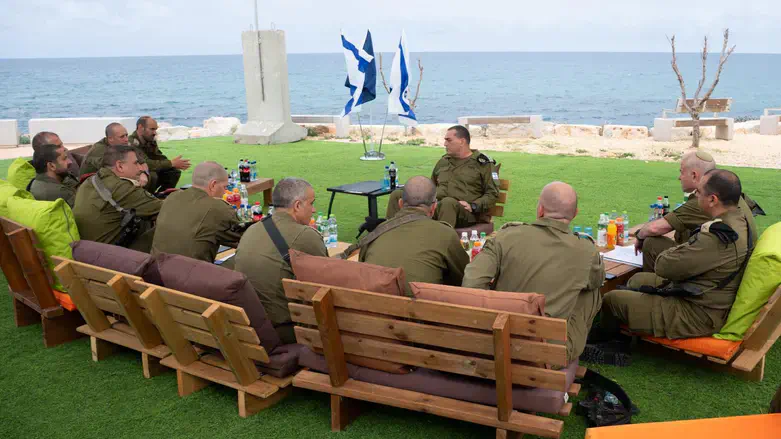 הרמטכ"ל במהלך הערכת המצב