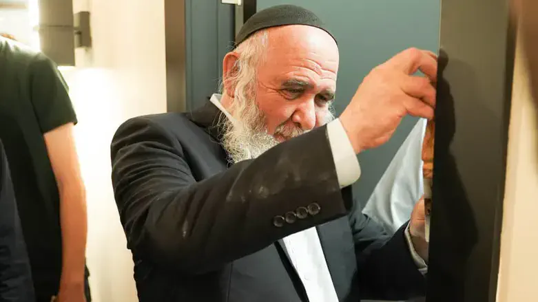 קביעת המזוזה בבית ולירו