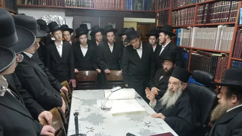 הנערים היתומים