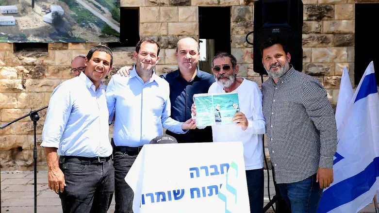 יוסי דגן ואנשי החברה לפיתוח השומרון