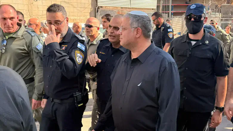 בן גביר עם שוטרים