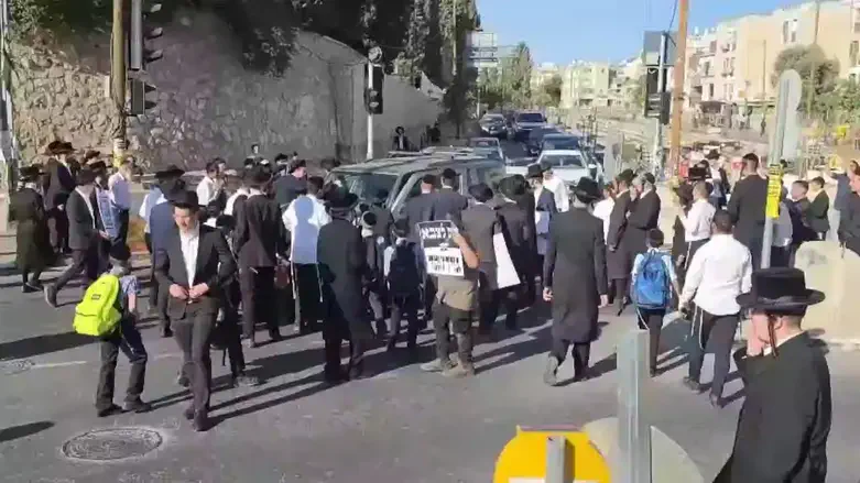 Police and haredim at protestt