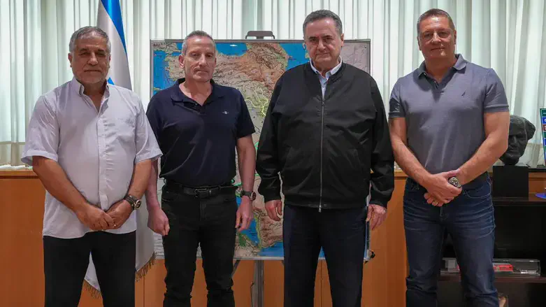 שר הביטחון ומנכ"ל משרד הביטחון עם חברי הועדה
