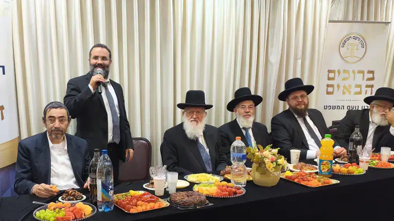 הרב מייזלס נושא דברים בהשקת הספר