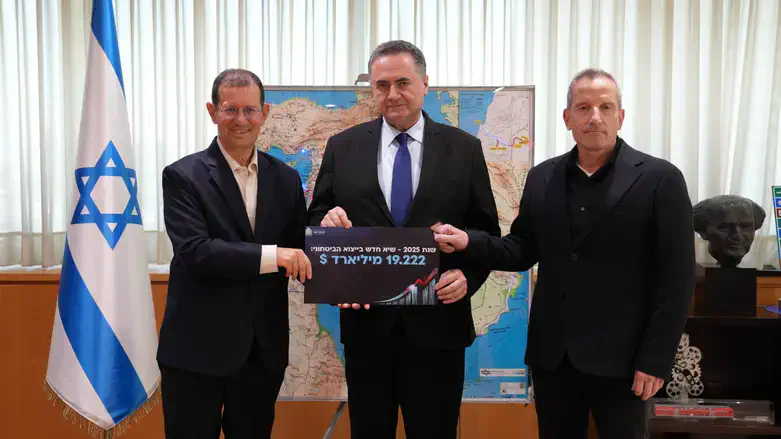 הענקת הדו"ח לישראל כ"ץ