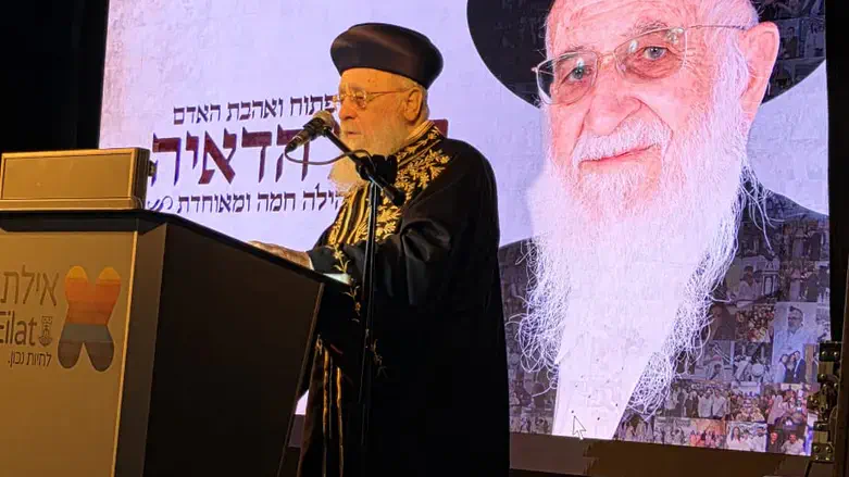 בנאום