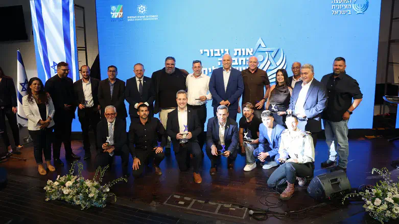הזוכים יחד עם יגאל ברנד