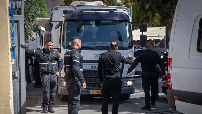 העצורים החרדים מובאים לבית המשפט