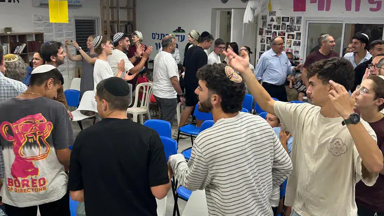 Hachnasat SeferTorah in Nahal Oz