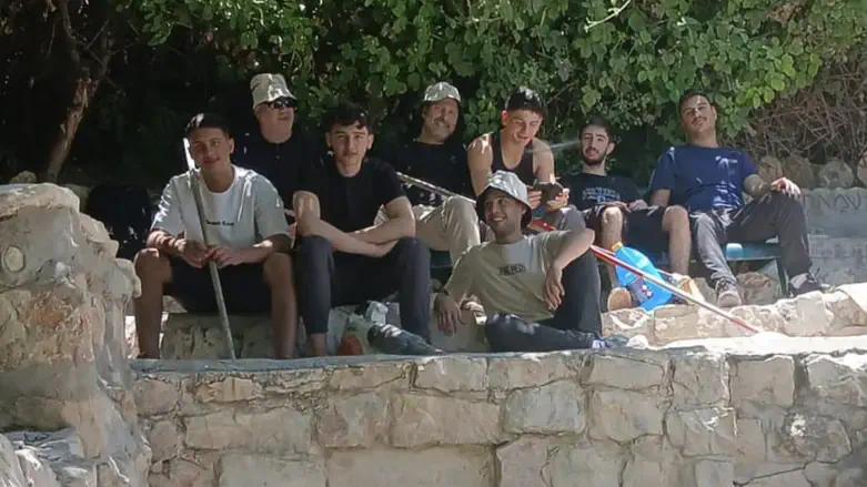 תלמידי הישיבה משפצים