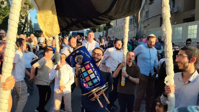 סבג שנפצע במלחמה עם ספר התורה